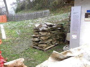 Dobrina - Vukova domačija, kamen za tlakovanje kleti, november 2018